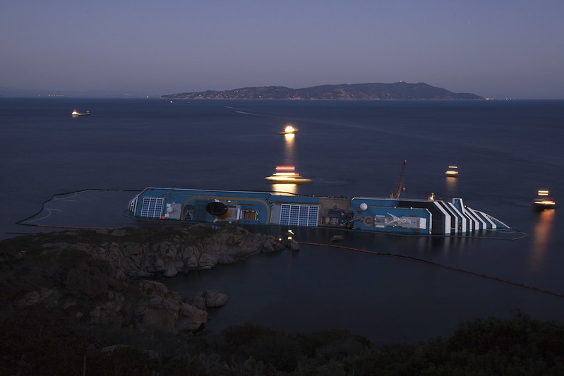 Isola del Giglio, 25 gennaio 2012 – La nave Concordia nove giorni dopo l'incidente