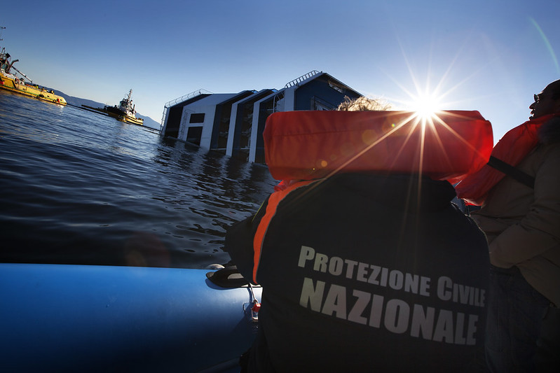Isola del Giglio, Toscana, 26 gennaio 2012 - Uomini e mezzi impegnati nelle operazioni di soccorso dopo il naufragio della nave da crociera Costa Concordia