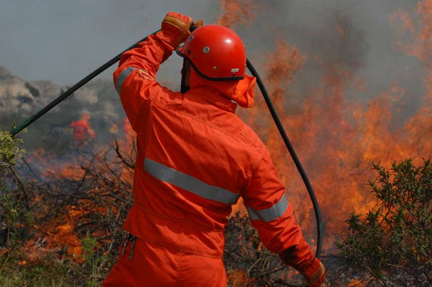 Volontario spegne incendio in attività esercitativa