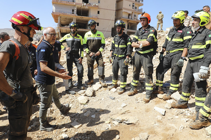 Il Capo Dipartimento con i soccorritori a Derna