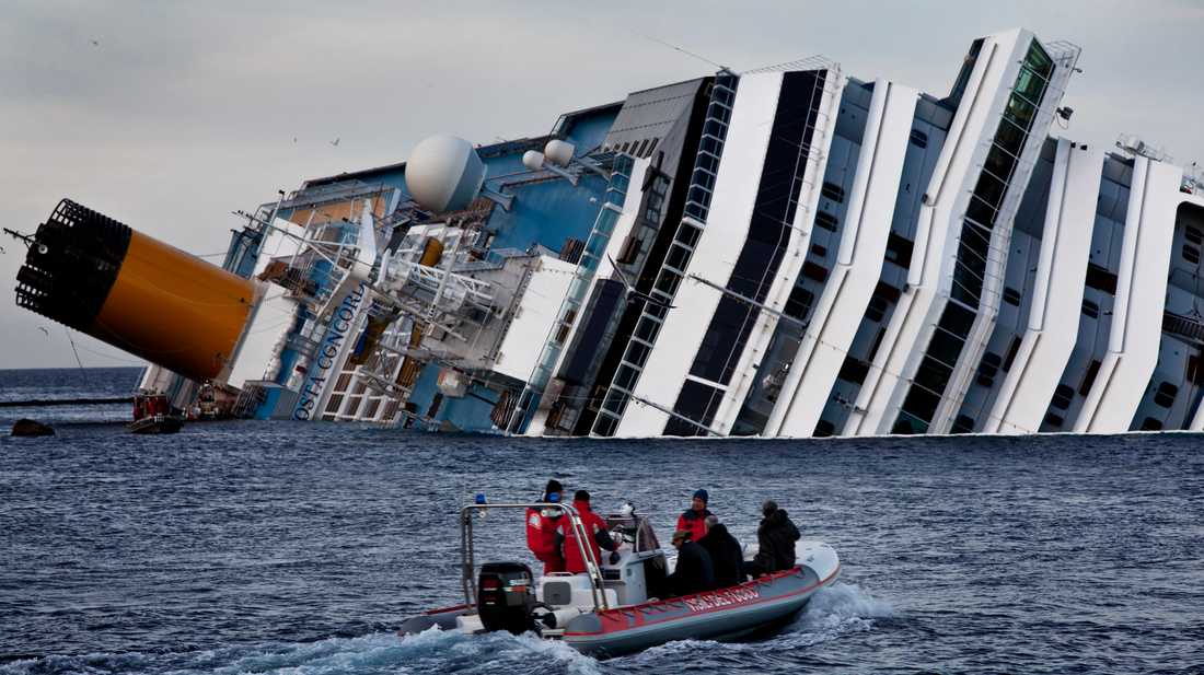Isola del Giglio, Toscana, 21 gennaio 2012 - Uomini e mezzi impegnati nelle operazioni di soccorso dopo il naufragio della nave da crociera Costa Concordia
