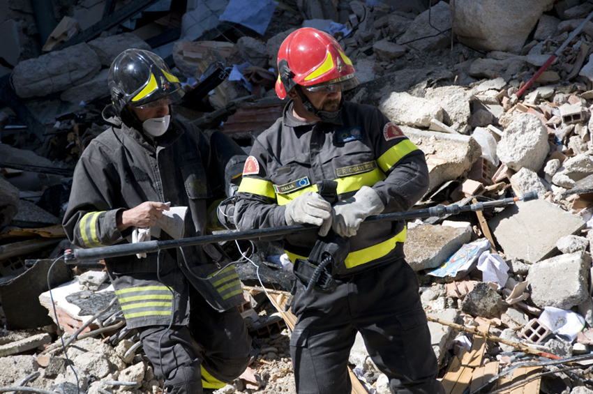 L'Aquila, 2009 - Vigili del Fuoco in attività di ricerca e soccorso dopo il terremoto del 6 aprile