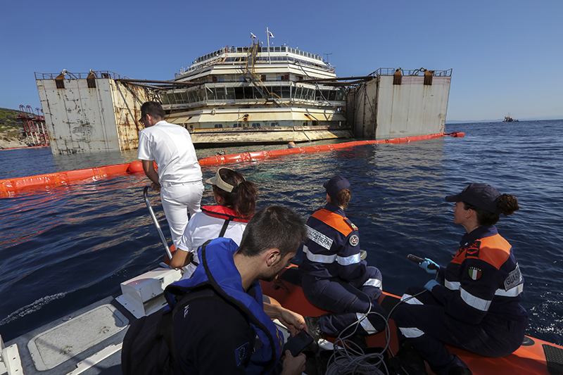 Isola del Giglio, Toscana, 16 luglio 2014 - Attività di monitoraggio ambientale durante le operazioni di rigalleggiamento, o "refloating", della nave Concordia.