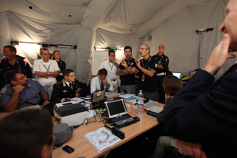 Isola del Giglio, Toscana, 16 settembre 2013 - Una riunione di coordinamento poco prima dell'avvio delle operazioni di rotazione, o "parbuckling" della nave.